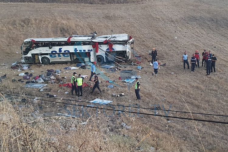 Yolcu Otobüsü Takla Attı! Çok sayıda ölü var