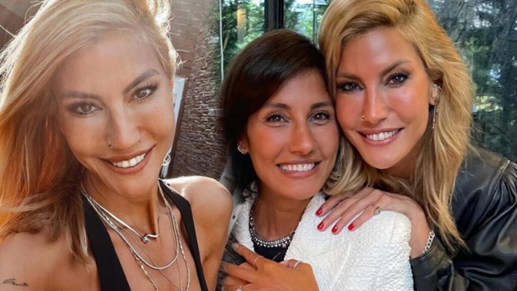 Çağla Şikel’in Ablası Görenleri Şaşırttı