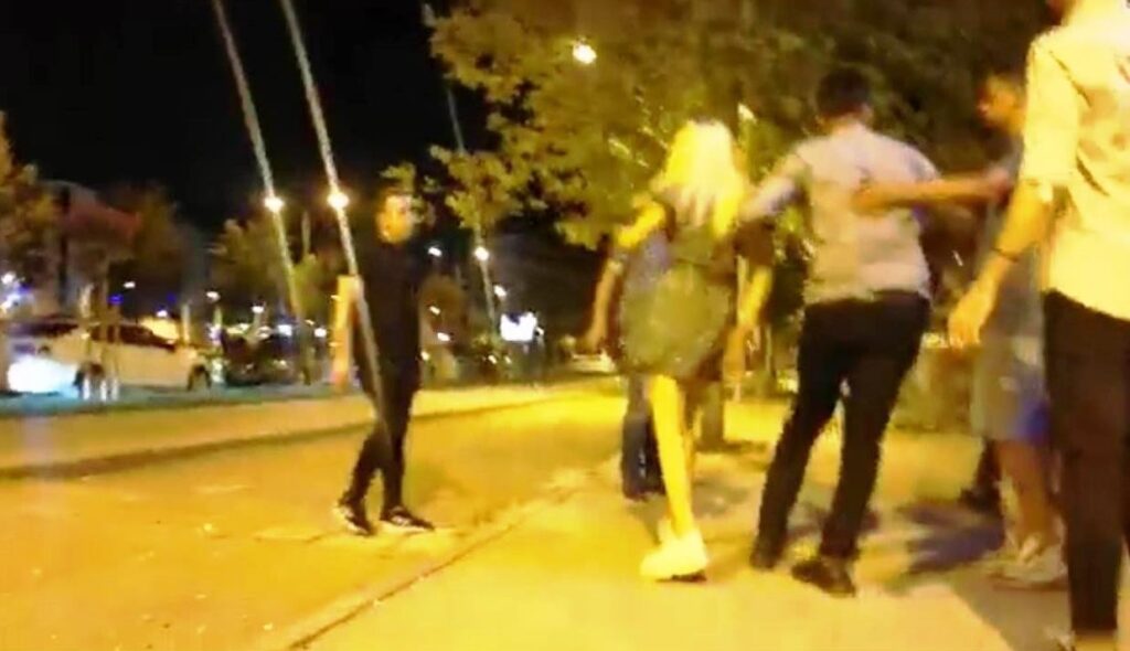 Kız Meselesi, Şişeler Havada Uçuştu!!