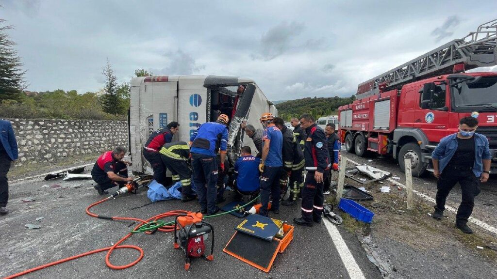 Bartın‘ da Yolcu Otobüsü ve Otomobil Çarpıştı