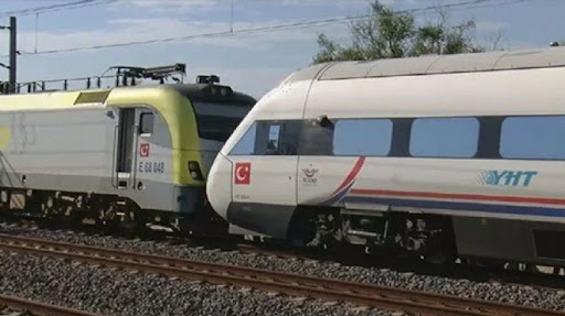 İki Tren Kafa Kafaya Geldi!!!