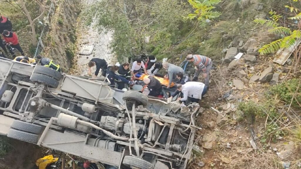 Kocaeli‘ de Servis Minibüsü Dere Yatağına Uçtu..!