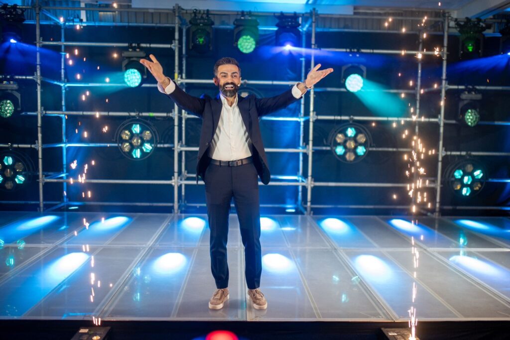 Enes Özkaya, 6. Uluslararası Speaker Slam’de Excellence Award Ödülünü Kazandı