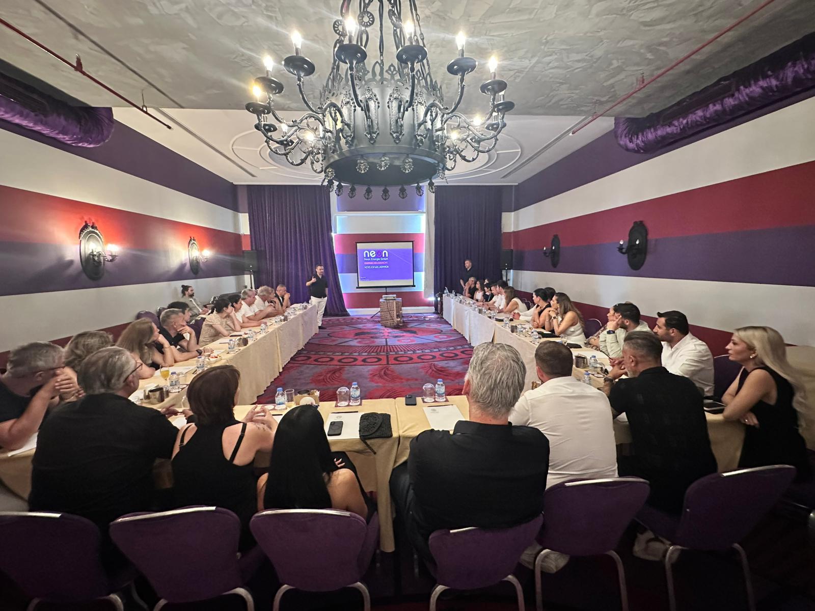 Neon Energie Antalya’da Parladı: Güneşin Altında Güçlü Vizyon, Takım Ruhu ve İlham Verici Bir Eğitim Deneyimi