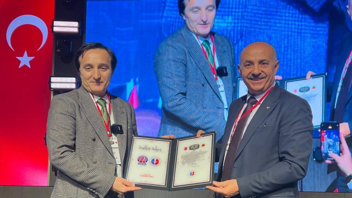 Avrupa’da Yılın Gazetecisi Ödülü Vatan Öz’e Verildi