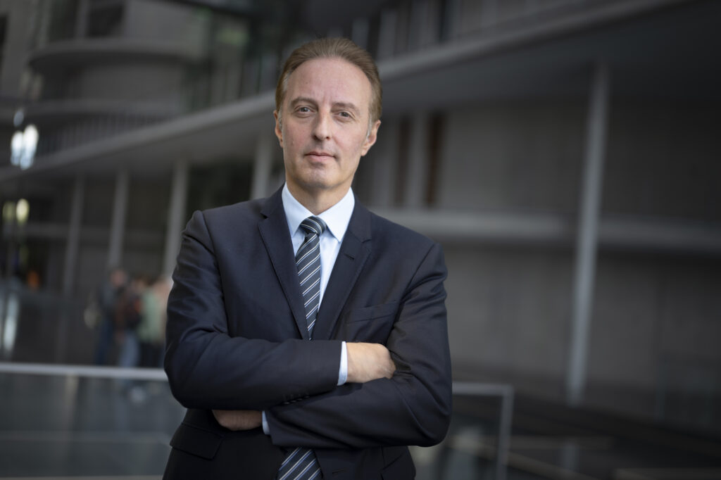 Macit Karaahmetoğlu’ndan Almanya’da “Gençlik Krizi” Uyarısı: Beyin Göçünü Tersine Çevirmek İçin Acil Reform Çağrısı