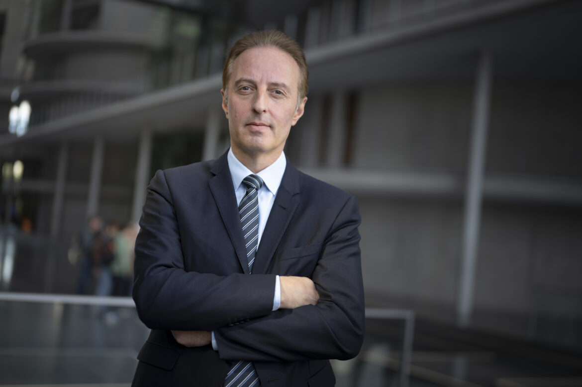 Macit Karaahmetoğlu’ndan Almanya’da “Gençlik Krizi” Uyarısı: Beyin Göçünü Tersine Çevirmek İçin Acil Reform Çağrısı